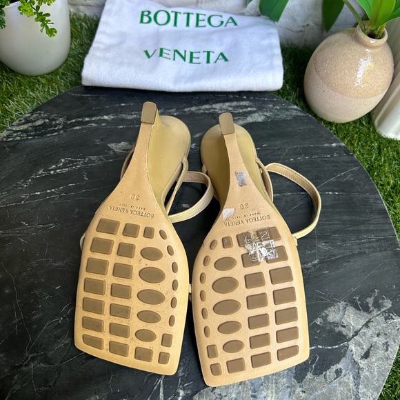 BOTTEGA VENETA 
USD 1100
STRETCH SANDAL Wedge
LOUNGE NAPPA
CANE SUGAR  38 US 8 - Picture 14 of 16